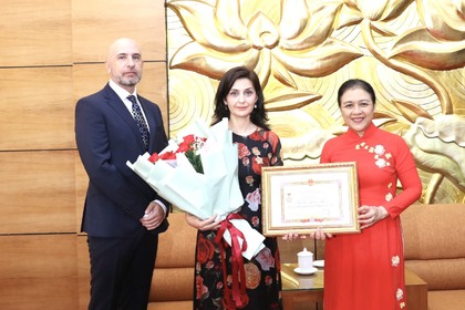Посланик Маринела Петкова бе отличена с Медал „За мир и приятелство“ на Виетнам
